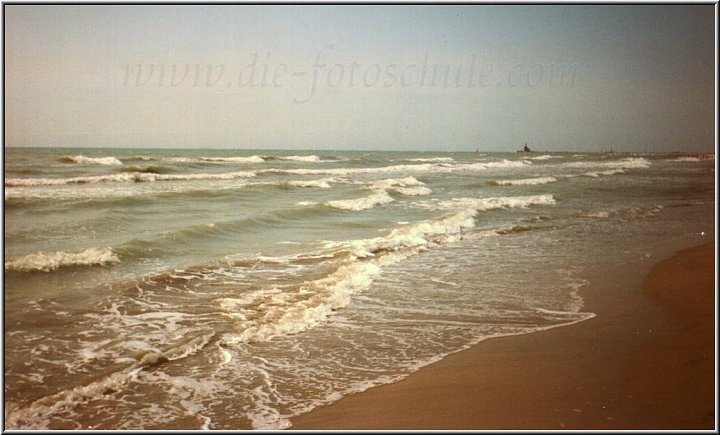 Strand Ca Savio.jpg - Der schöne breite und lange Sandstrand von Ca´ Savio, nahe Cavallino. Im Hintergrund sieht man die Einfahrt zur Lagune von Venedig bei Punta Sabbione.